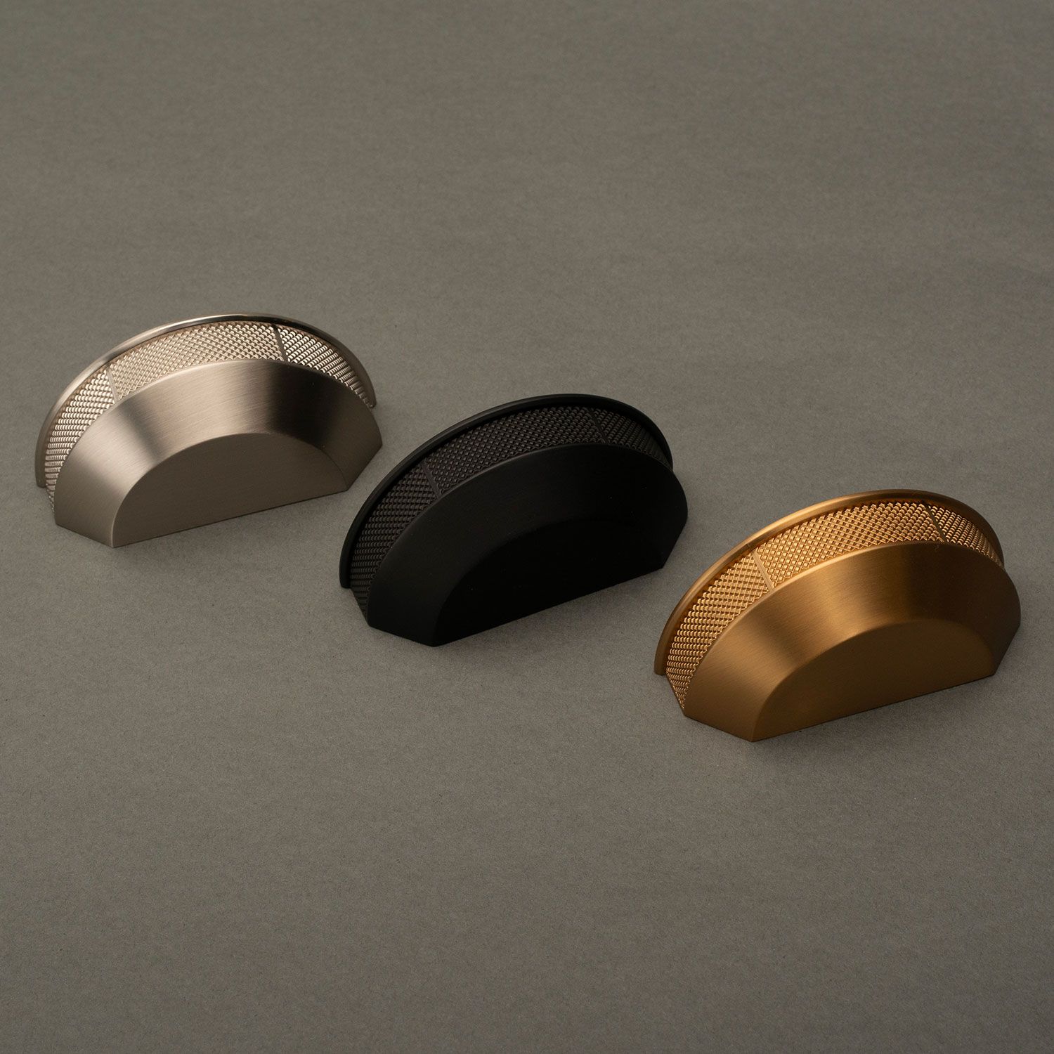 A classic model in the form of a cup pull handle with a modern and grip-friendly knurled surface.